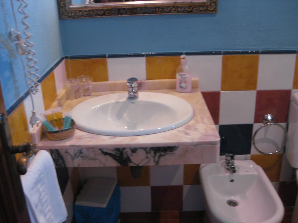 Hostal El Cascapenas De La Alpujarra Capileira Room photo
