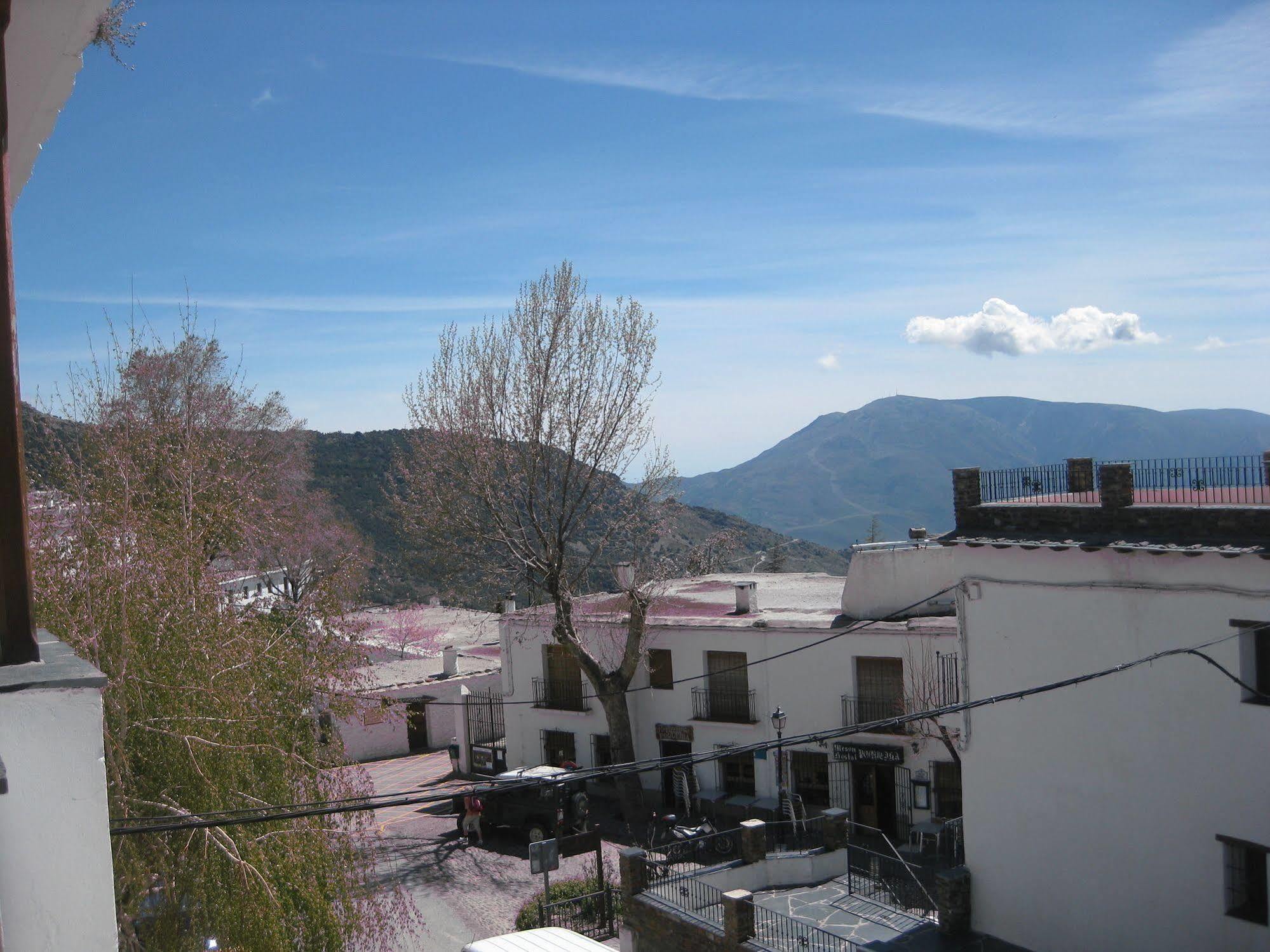 Hostal El Cascapenas De La Alpujarra Capileira Exterior photo
