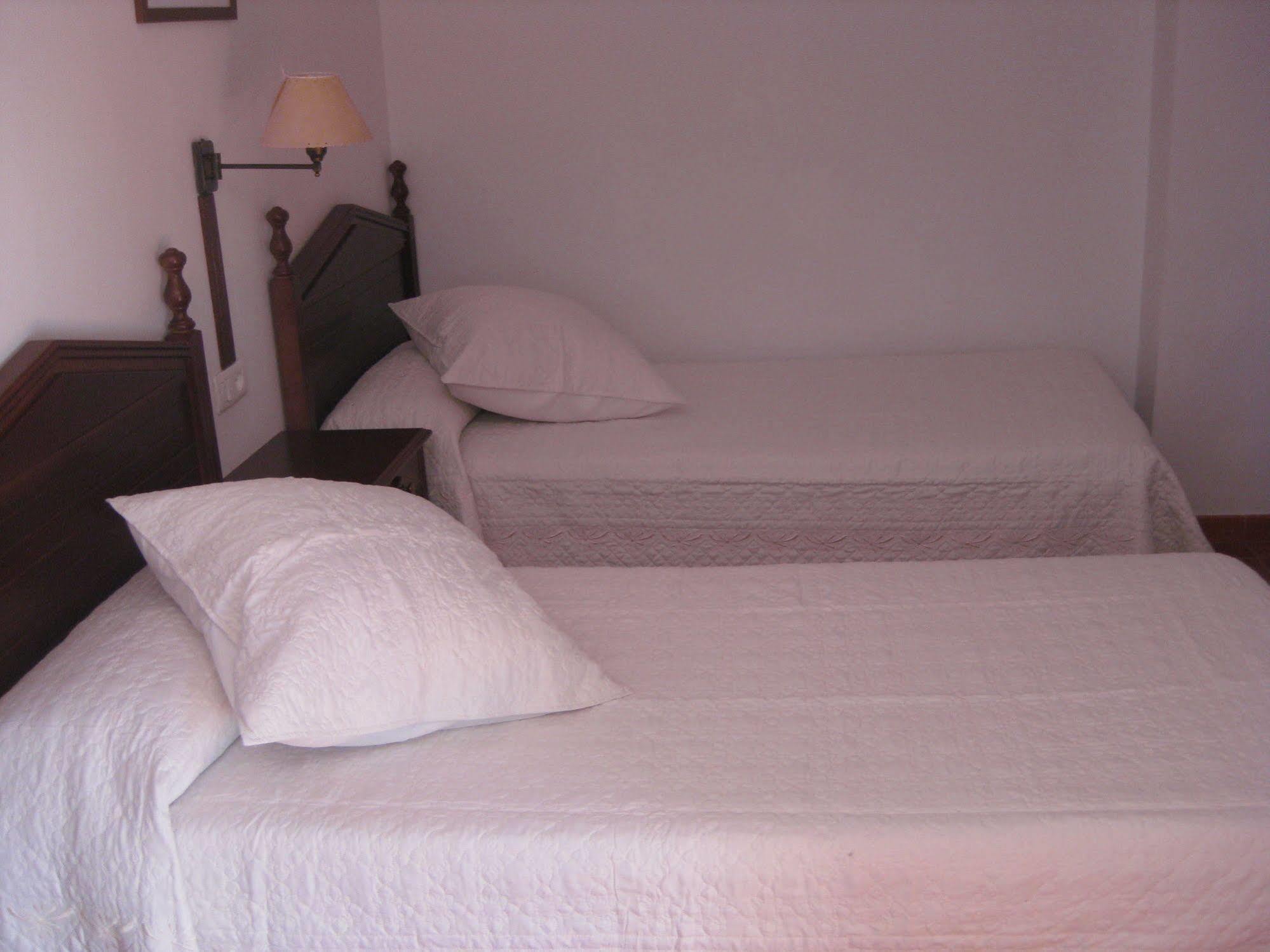 Hostal El Cascapenas De La Alpujarra Capileira Exterior photo
